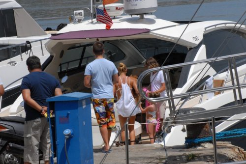 AİLESİYLE MAVİ YOLCULUĞA ÇIKAN PINAR ALTUĞ, FETHİYE'DE MOLA VERDİ