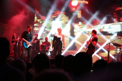 AJDA PEKKAN KONSERİNE ÜNLÜ YAĞDI