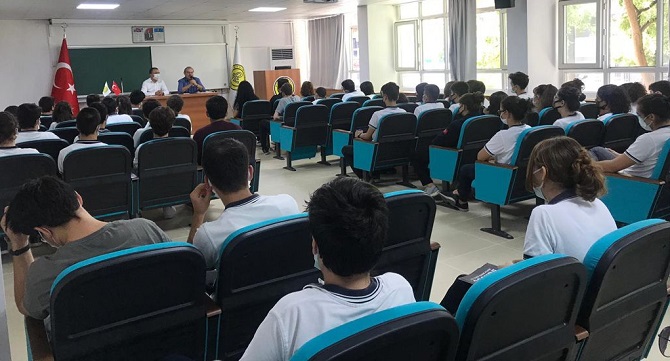 akademisyenler-tarihi-aydin-lisesinde-ders-veriyor-002.jpg