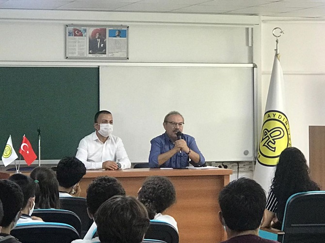 akademisyenler-tarihi-aydin-lisesinde-ders-veriyor.jpg