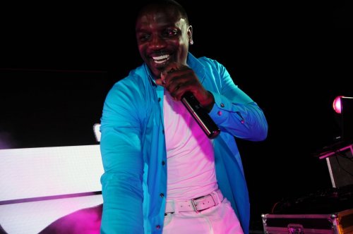 AKON’DAN MUHTEŞEM KONSER