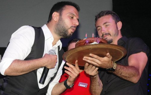 ALİŞAN, DOĞUM GÜNÜNÜ SAHNEDE KUTLADI