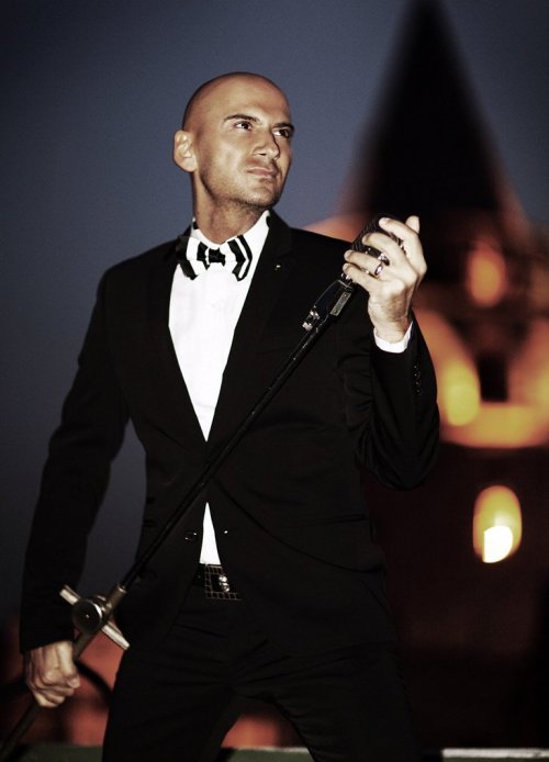 ALTAY'DAN EŞİNE ÇOK ÖZEL ŞARKI