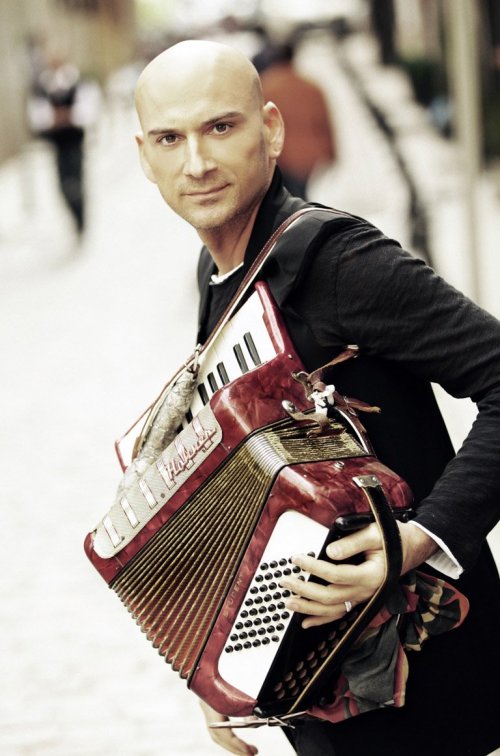 ALTAY'DAN EŞİNE ÇOK ÖZEL ŞARKI