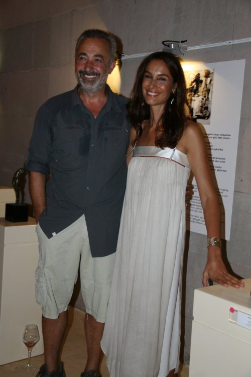 ARZUM ONAN, HEYKELTRAŞ SERGİSİ AÇTI