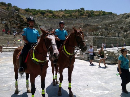 ATLI JANDARMALAR YENİDEN EFES’TE