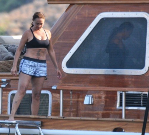 AVŞAR’DAN TAKİPÇİLERİNE AMBARGO