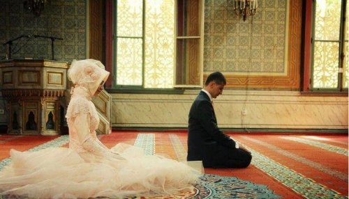 AYDIN’DA BİR FİRMA GERDEK GECESİ NAMAZ KILACAKLAR İÇİN ÜCRETSİZ SECCADE DAĞITIMINA BAŞLADI