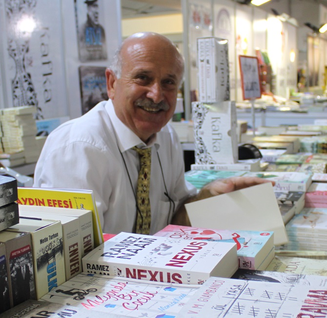 aydinli-yazar-ve-sairler-kitap-fuarinda!.JPG