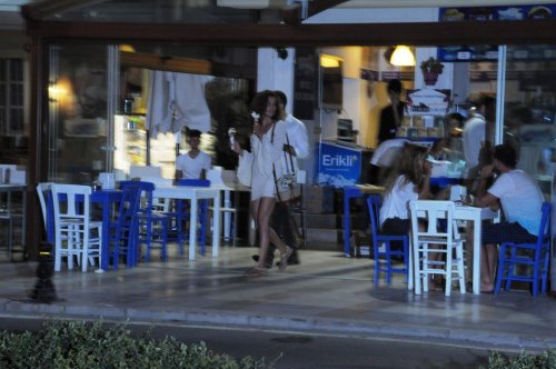 AZRA AKIN VE SEVGİLİSİ BODRUM’DA