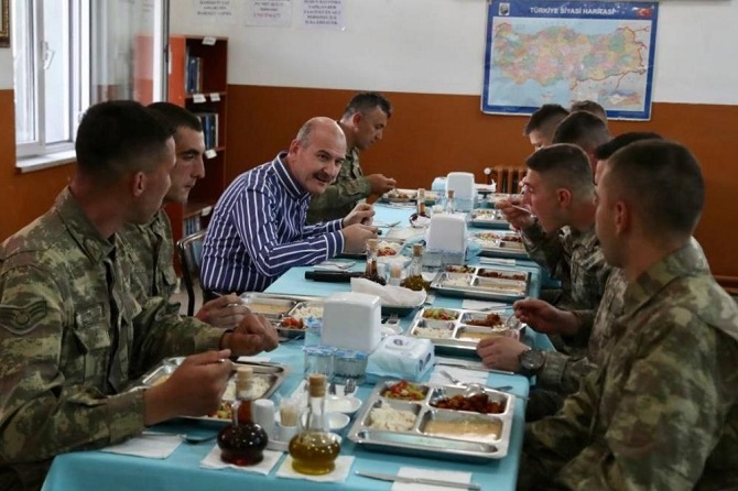 bakan-soylu-askerlerle-bir-araya-geldi-001.jpg