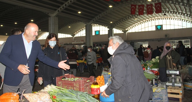 baskan-erturk-pazaryerlerinde-vatandaslari-ziyaret-etti-001.jpg