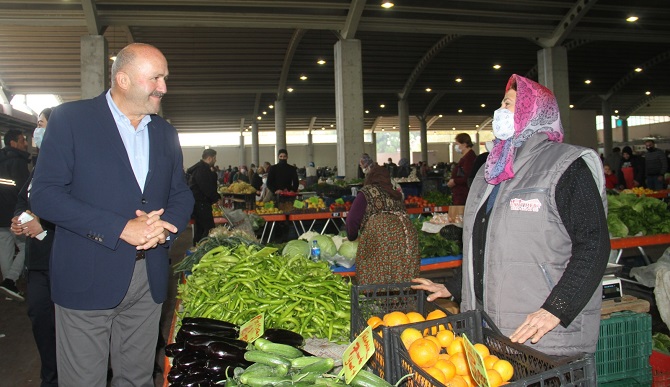 baskan-erturk-pazaryerlerinde-vatandaslari-ziyaret-etti-002.jpg