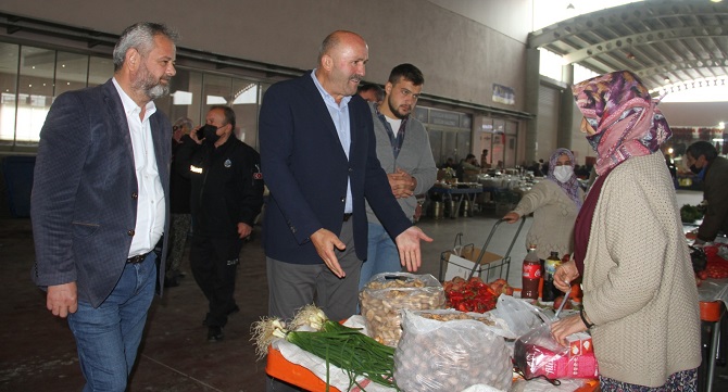 baskan-erturk-pazaryerlerinde-vatandaslari-ziyaret-etti-005.jpg