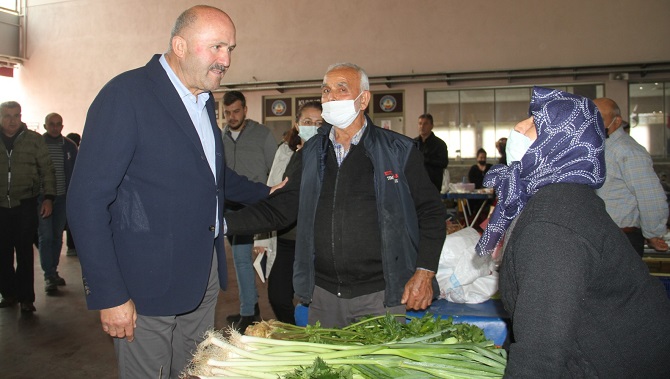 baskan-erturk-pazaryerlerinde-vatandaslari-ziyaret-etti-006.jpg