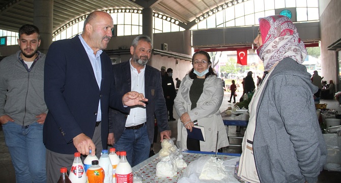 baskan-erturk-pazaryerlerinde-vatandaslari-ziyaret-etti.jpg