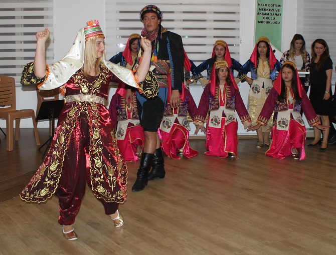 baskan-ozakcan-kursiyerlerin-gosterisinde-saz-caldi-004.JPG
