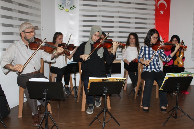 baskan-ozakcan-kursiyerlerin-gosterisinde-saz-caldi-005.JPG