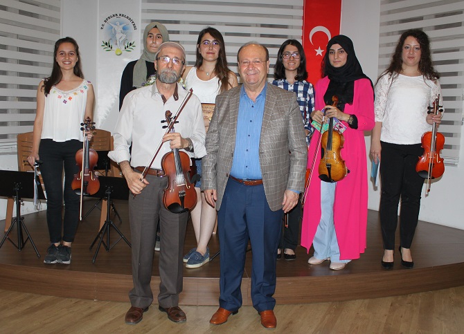 baskan-ozakcan-kursiyerlerin-gosterisinde-saz-caldi-006.JPG
