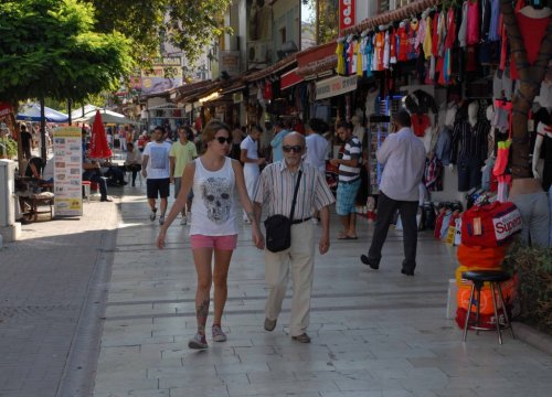 BAYRAM, KUŞADASI ESNAFININ BEKLENTİLERİNİ KARŞILAMADI