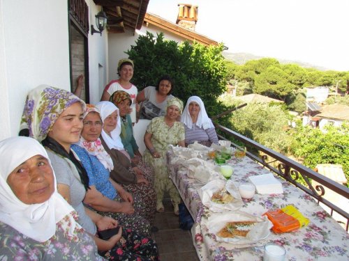 BEDİA AKARTÜRK’E YOĞUN KOMŞU İLGİSİ