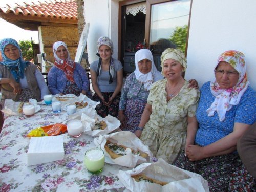 BEDİA AKARTÜRK’E YOĞUN KOMŞU İLGİSİ