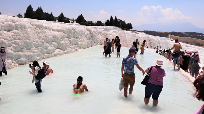 beyaz-cennet-pamukkaleye-yerli-ve-yabanci-turistlerden-yogun-ilgi-002.jpg