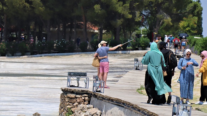 beyaz-cennet-pamukkaleye-yerli-ve-yabanci-turistlerden-yogun-ilgi-009.jpg