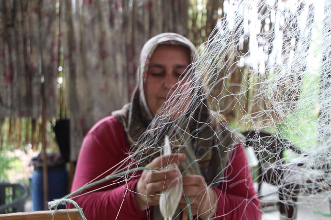 bu-kadinlar-dantel-yerine-balik-agi-oruyor.jpg