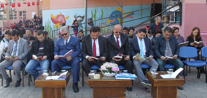 bu-okuldaki-herkes-her-yerde-kitap-okuyor!-001.JPG