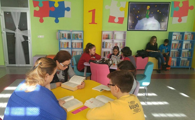 bu-okuldaki-herkes-her-yerde-kitap-okuyor!-001.jpg