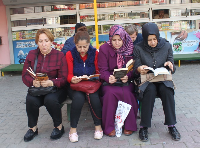 bu-okuldaki-herkes-her-yerde-kitap-okuyor!-002.JPG