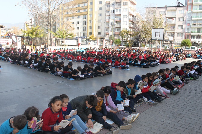 bu-okuldaki-herkes-her-yerde-kitap-okuyor!-003.JPG