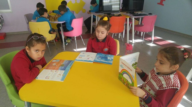 bu-okuldaki-herkes-her-yerde-kitap-okuyor!-005.jpg