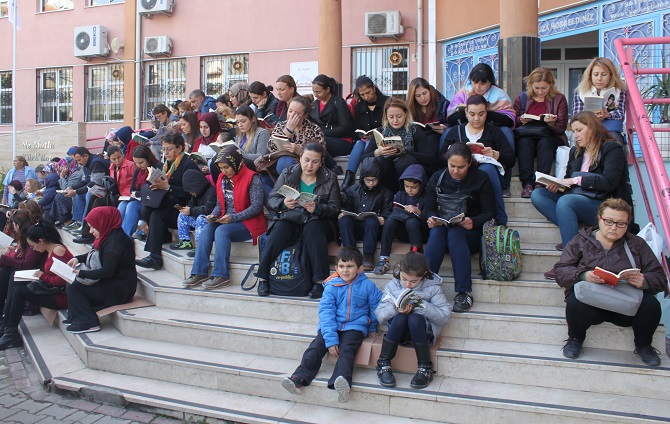 bu-okuldaki-herkes-her-yerde-kitap-okuyor!-006.JPG