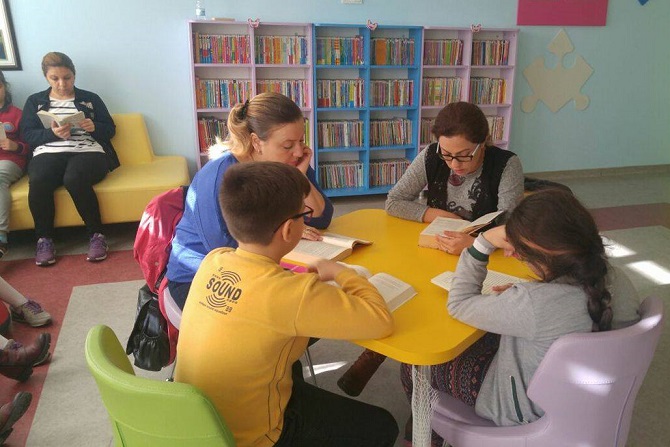 bu-okuldaki-herkes-her-yerde-kitap-okuyor!-006.jpg