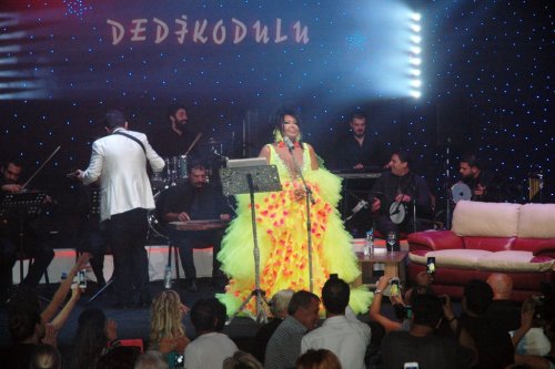 BÜLENT ERSOY'DAN AJDA PEKKAN’A ZEYTİN DALI