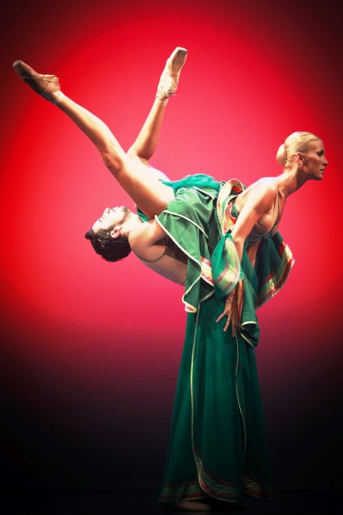 ÇAĞLA ŞIKEL 16 YIL ARADAN SONRA SAHNEDE