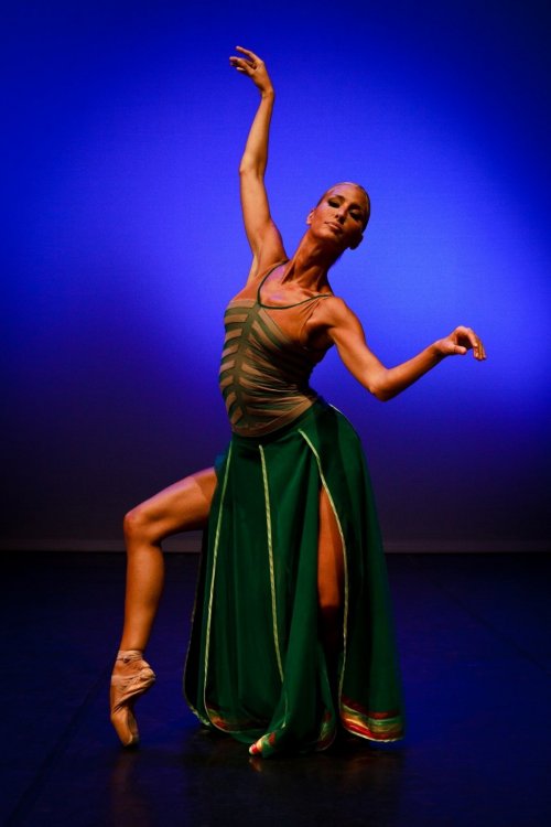 ÇAĞLA ŞIKEL 16 YIL ARADAN SONRA SAHNEDE