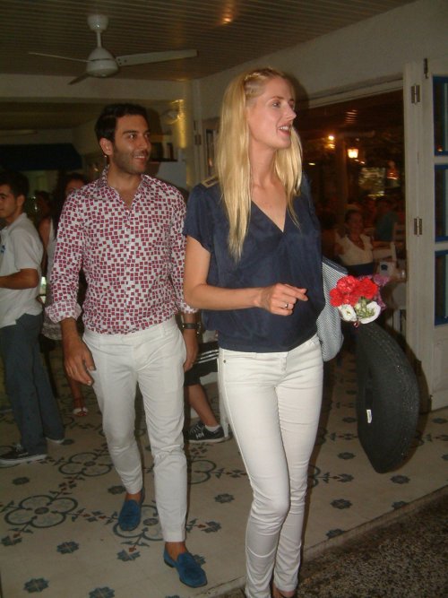 CAROLİNE VE SEVGİLİSİNE FASIL EKİBİNDEN AŞK ŞARKILARI