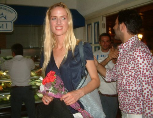 CAROLİNE VE SEVGİLİSİNE FASIL EKİBİNDEN AŞK ŞARKILARI