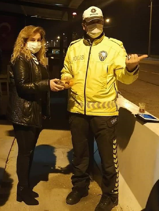cine-mhpden-polislere-tatli-ikrami-001.jpg