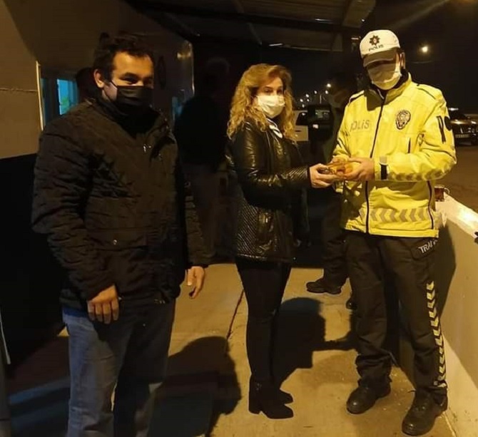 cine-mhpden-polislere-tatli-ikrami.jpg