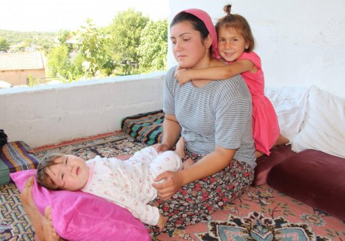 ÇOCUK GELİN OLUP ÇOCUKLARIYLA ORTADA KALAN GENÇ KADIN BAYRAMI BOYNU BÜKÜK GEÇİRDİ