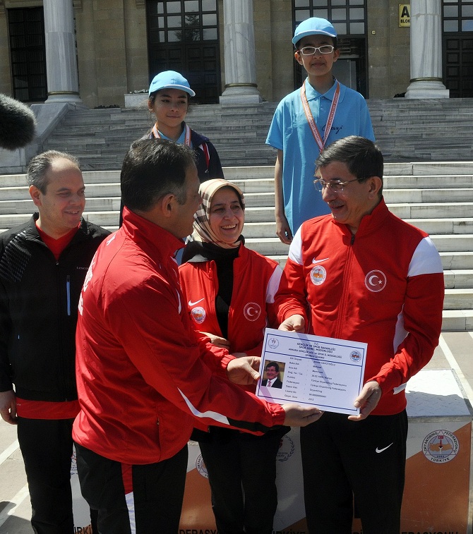 davutoglu-ciftinden-oryantiring-yarismasina-katilan-kizlarina-destek-001.jpg davutoglu-ciftinden-oryantiring-yarismasina-katilan-kizlarina-destek-001.jpg