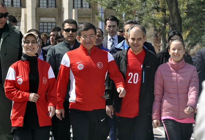 davutoglu-ciftinden-oryantiring-yarismasina-katilan-kizlarina-destek-002.jpg davutoglu-ciftinden-oryantiring-yarismasina-katilan-kizlarina-destek-002.jpg