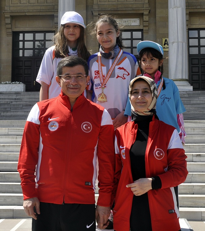 davutoglu-ciftinden-oryantiring-yarismasina-katilan-kizlarina-destek.jpg davutoglu-ciftinden-oryantiring-yarismasina-katilan-kizlarina-destek.jpg
