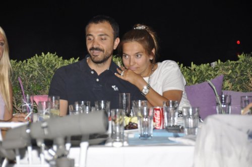 DEMET AKALIN BODRUM’DA STRES ATIYOR