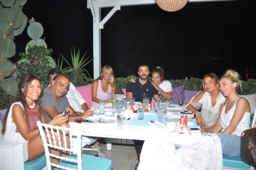DEMET AKALIN BODRUM’DA STRES ATIYOR