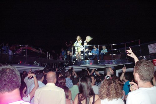 DEMET AKALIN'DAN ÜÇ ŞARKILIK KONSER